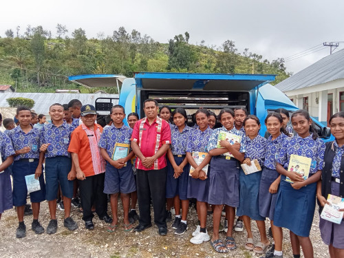 Perpus Keliling TTS Hadir di SMP Negeri Nunuh Posmanu, Meningkatkan Minat Baca  Siswa